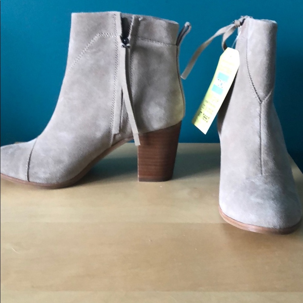 Toms Lunata Suede Bootie Taupe size 8